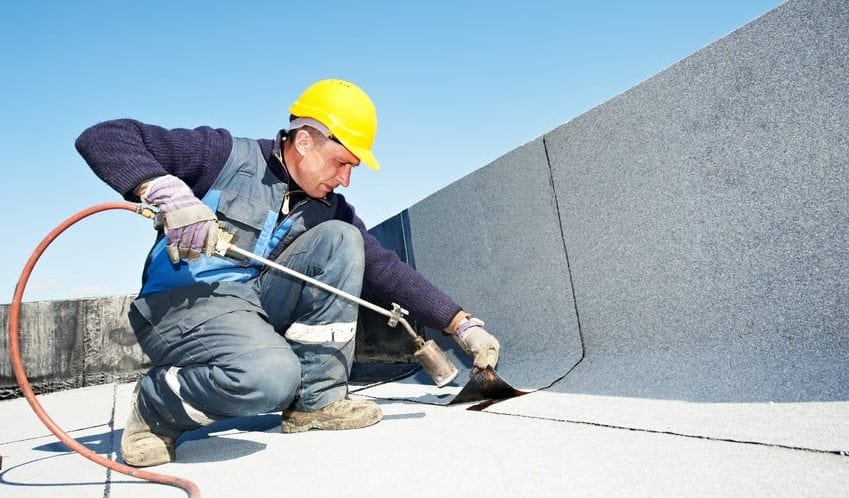 ripristinamento dell’impermeabilità di un tetto, allungandone la vita utile dell'edificio